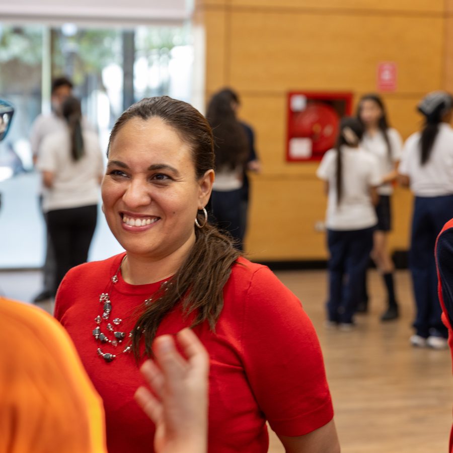 Facilitadora conduciendo una actividad de convivencia con un curso