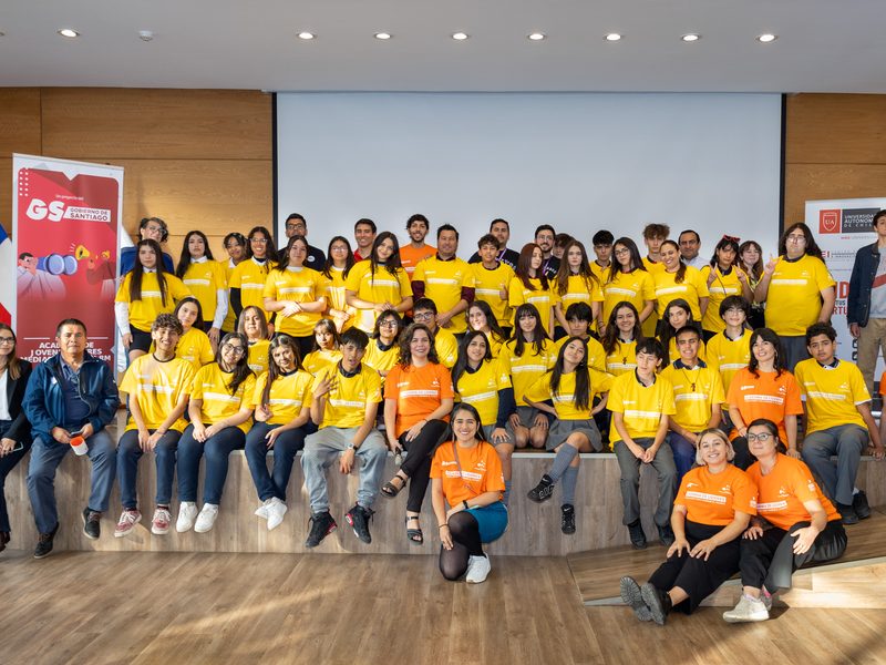 Estudiantes de la Academia de Líderes reunidos en una jornada de formación