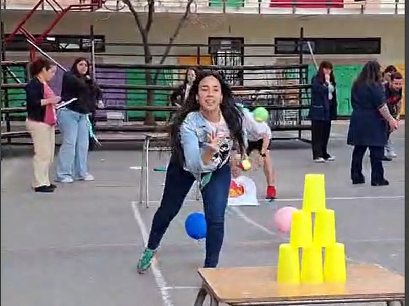 Docentes participando de una jornada de bienestar en el patio de una escuela