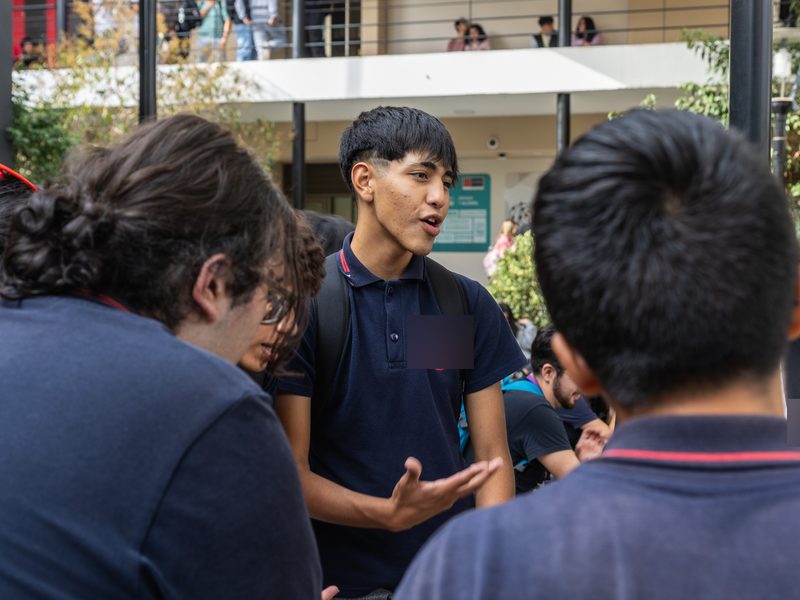 Estudiantes conversando en grupo durante una actividad de convivencia